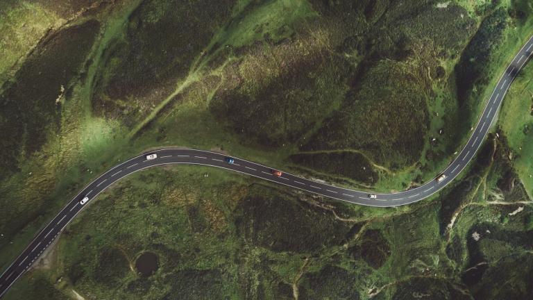 Eine Luftaufnahme einer Straße, die sich durch die Hügel in der Gegend von Abergavenny dreht.