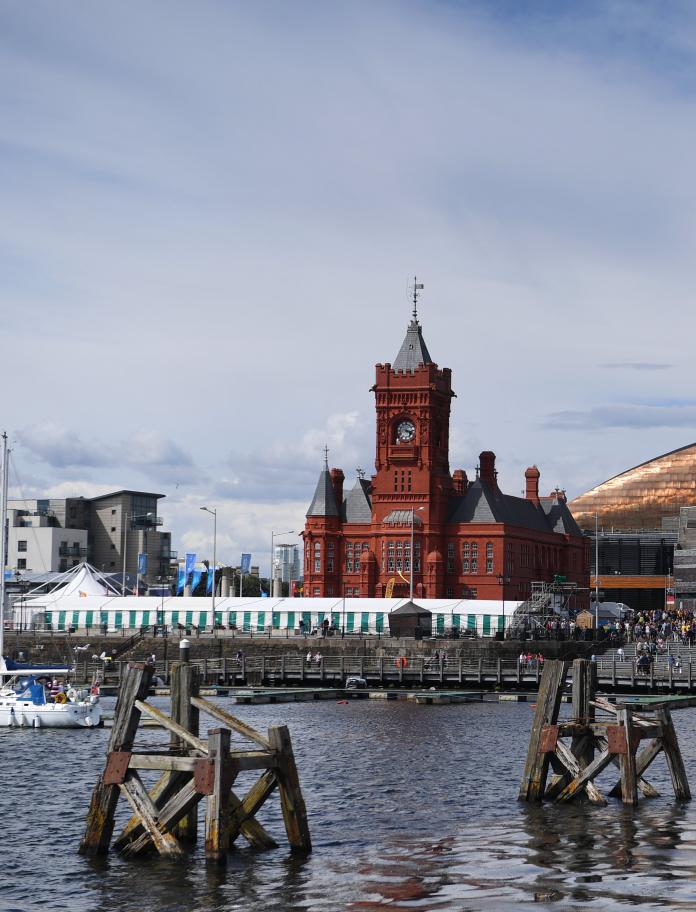 Cardiff Bay mit dem Pierhead-Gebäude und dem Wales Millennium Centre