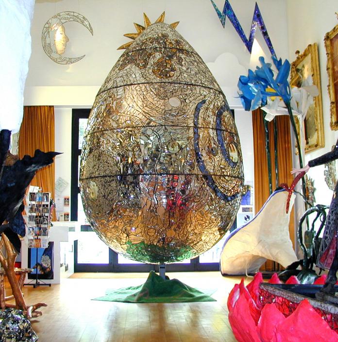 Ein großes Mosaik-Ei in einer Kunstgalerie.