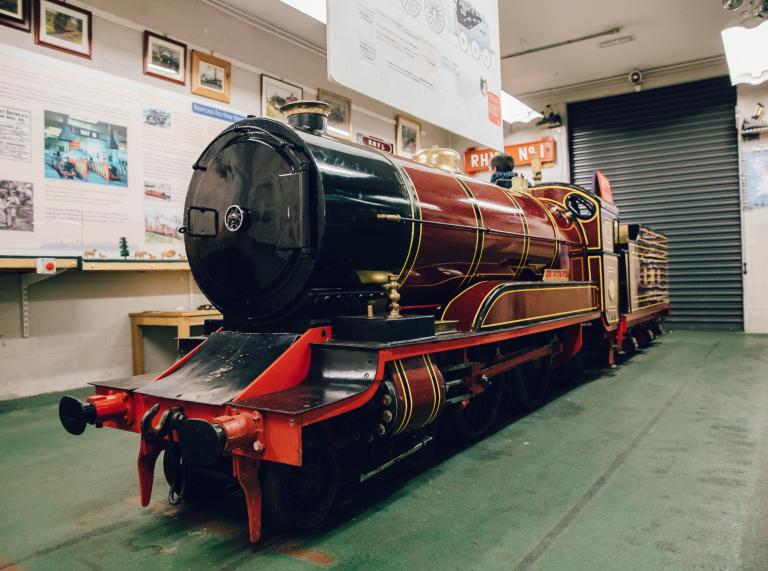 Eine rote Lokomotive im Museum der Rhyl Miniature Railway.