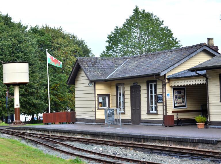 Bahnhofsgebäude aus cremefarbenem Holz.