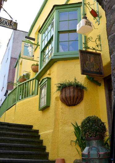 exterior of restaurant, with steps.