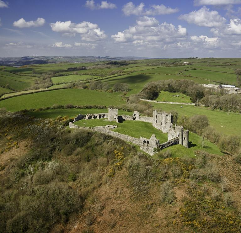 Luftaufnahme von Llansteffan Castle in Carmarthenshire.