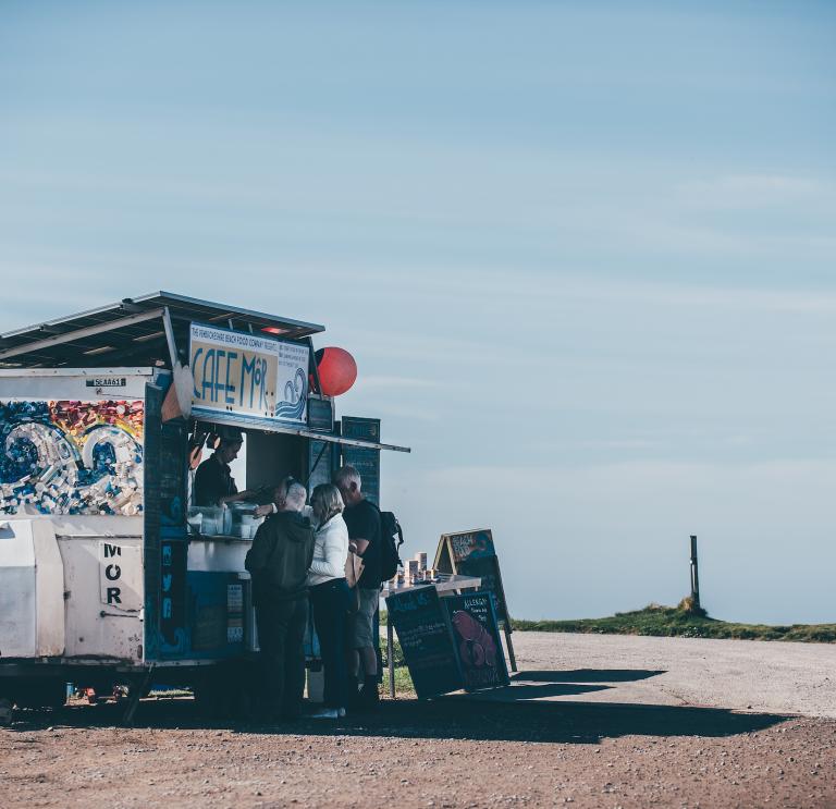 Ein Pop-up-Foodwagen an einem Strand.