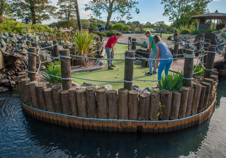  family playing adventure golf.