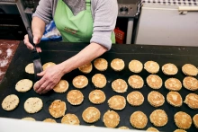 <p>Cacennau cri yn cael eu coginio ar hambwrdd mawr.</p>