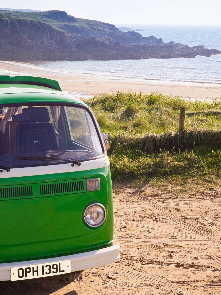 VW Bus auf der Insel Anglesey.
