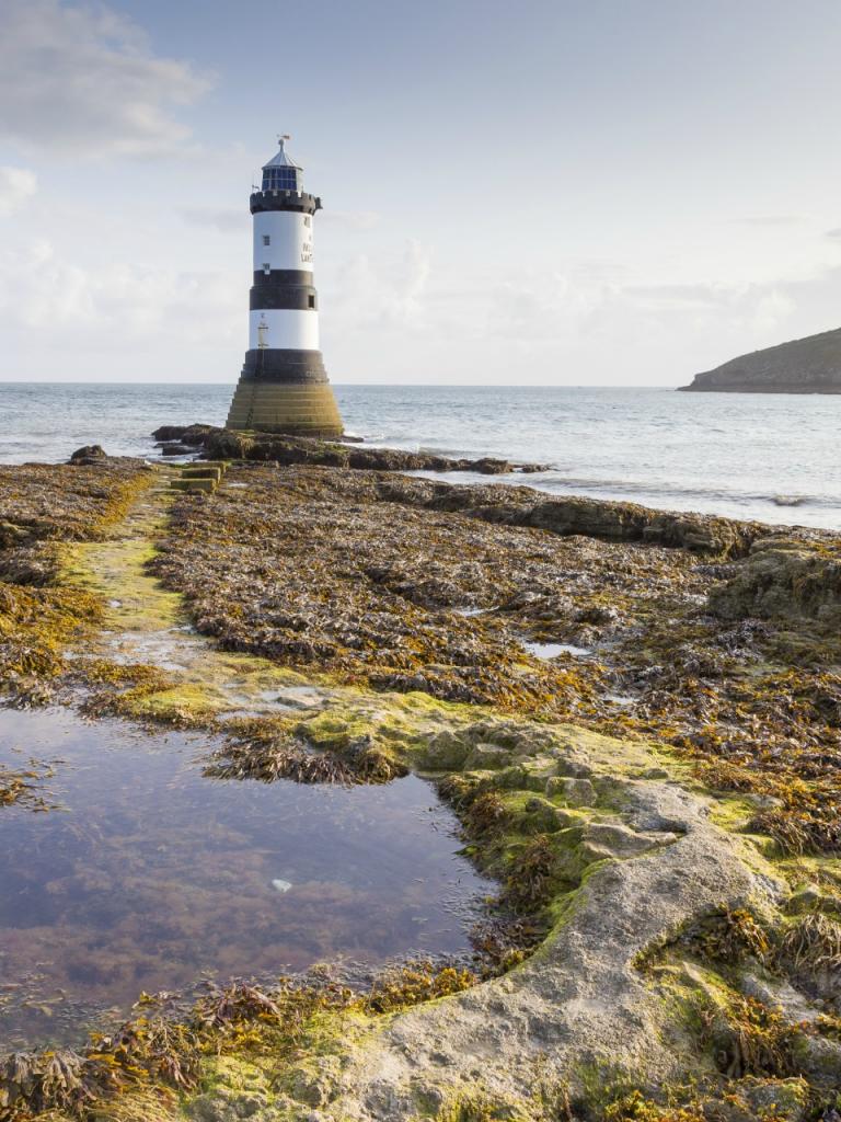 Trwyn Du Lighthouse auf Anglesey.