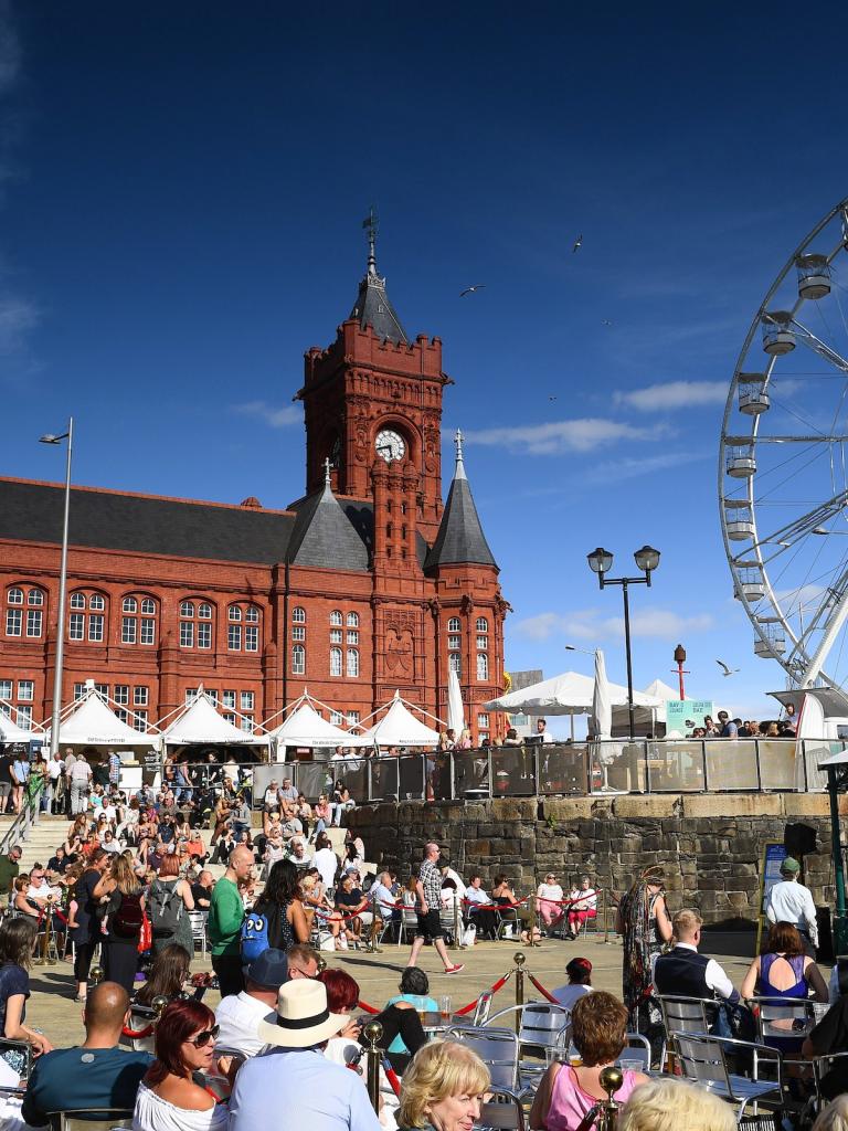Eine Menschenmenge, die das Cardiff Food Festival genießt.
