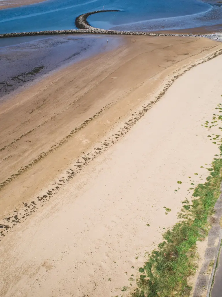 Luftaufnahme von Meer, Strand und Weg