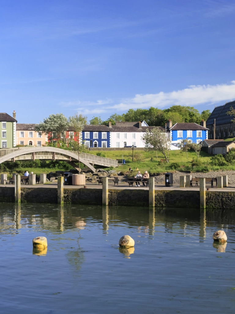 Ein Hafen mit bunten Häusern im Hintergrund.