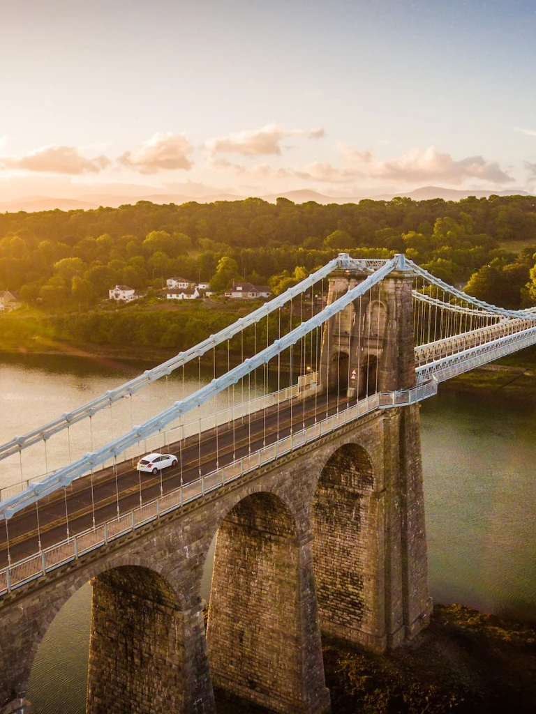 Eine große Brücke über einen Fluss.