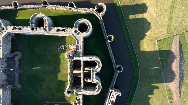 Golygfa o'r awyr o gastell Biwmares, Ynys Môn