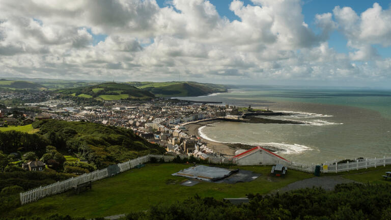 Blick vom Constitution Hill auf Aberystwyth.
