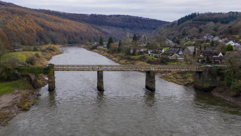 Alte Eisenbahnbrücke über den Fluss bei Tintern.