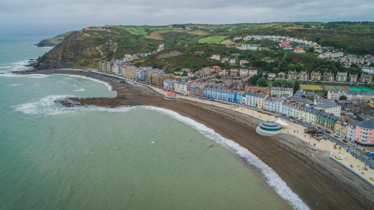 Luftaufnahme von Aberystwyth mit der Strandpromenade.