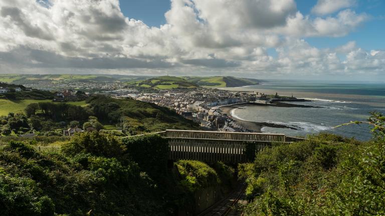 Blick auf die Bucht von Aberystwyth von der Cliff Top Railway.