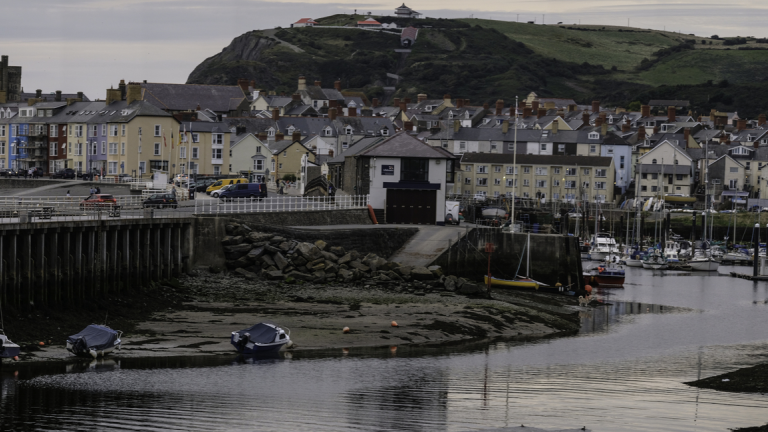 Blick über das Wasser auf die Stadt Aberystwyth.