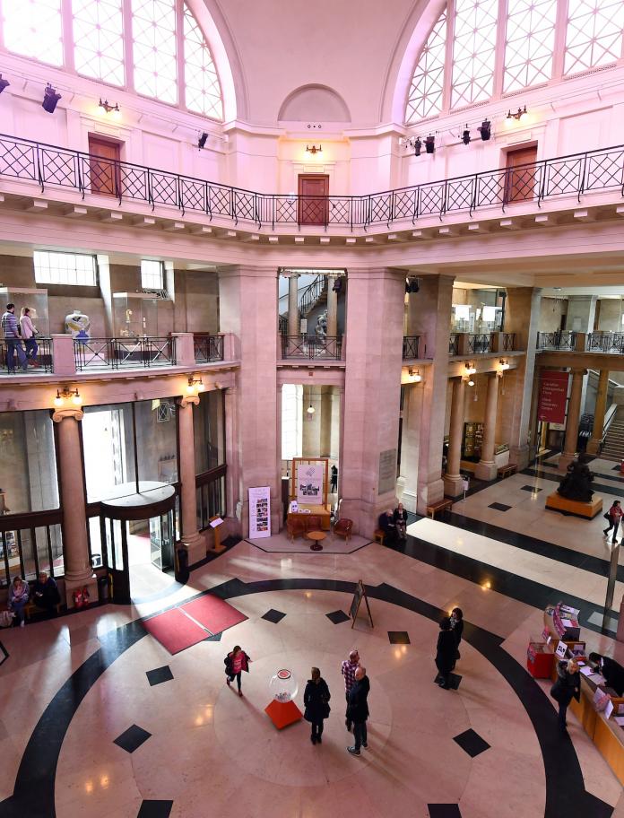 Der große Eingang des Nationalmuseums Cardiff mit den ersten Stockwerken und großen Fenstern.