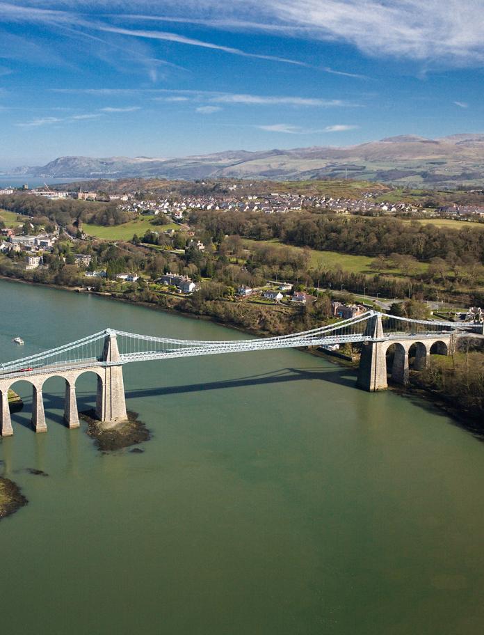 Die Menai Bridge verbindet Nordwales mit der Insel Anglesey.