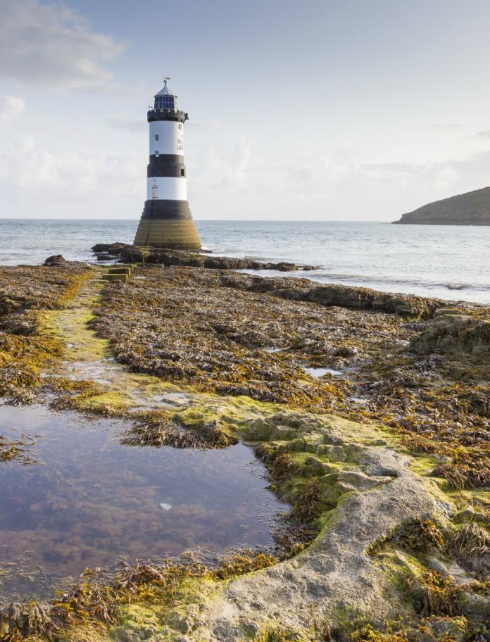 Trwyn Du Lighthouse auf Anglesey.