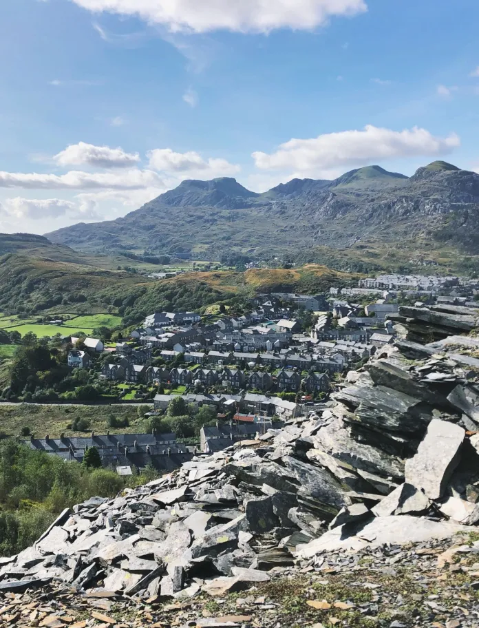 Blick auf Blaenau Ffestiniog mit den Bergen im Hintergrund