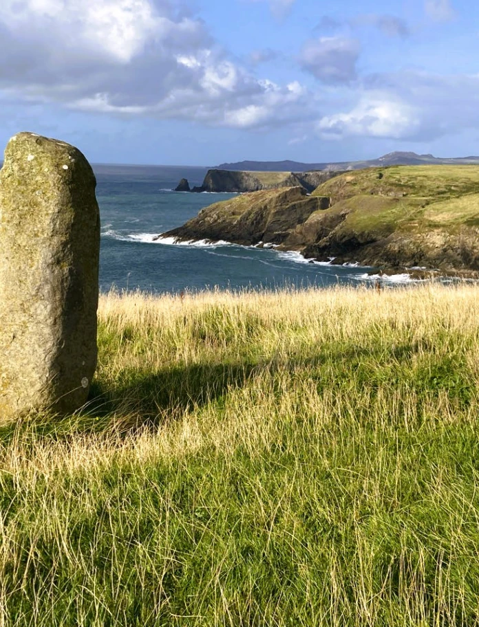 Ein Menhir an der Küste mit dem Meer im Hintergrund