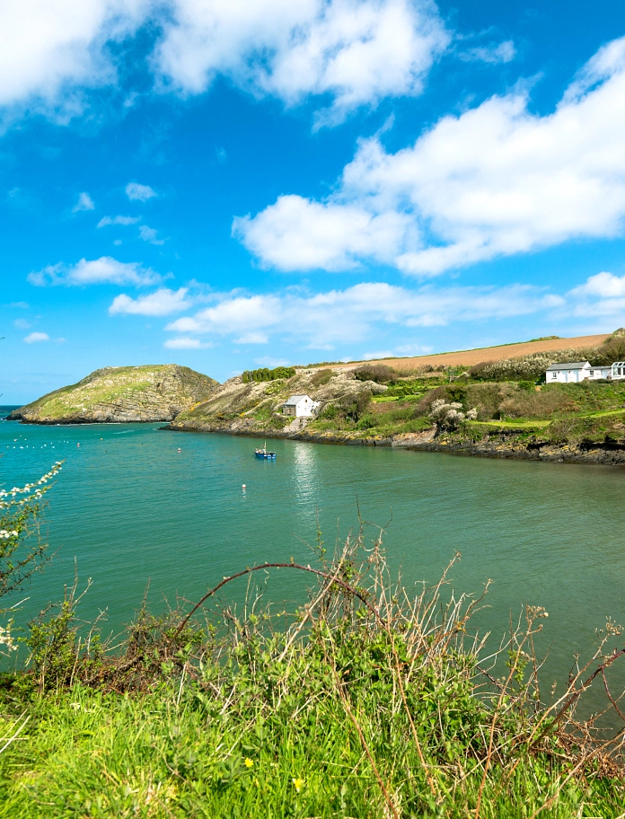 Eine kleine Bucht mit Strand und einigen weißgetünchten Häusern