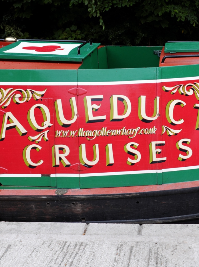 Cwch camlas lliwgar yn Llangollen.