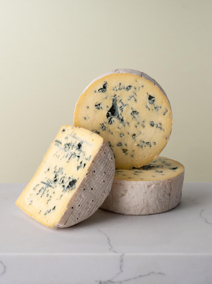 Ein blau geäderter Käse