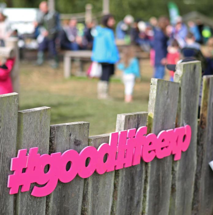 Blick auf eines Hashtag-Schildes an einem Zaun für das Good Life Experience Festival.