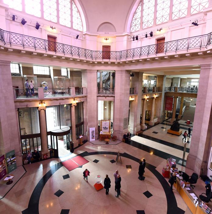 Der große Eingang des Nationalmuseums Cardiff mit den ersten Stockwerken und großen Fenstern.