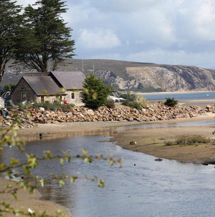 Das Küstenstädtchen Abersoch an der Tremadog Bay auf der Halbinsel Llŷn.