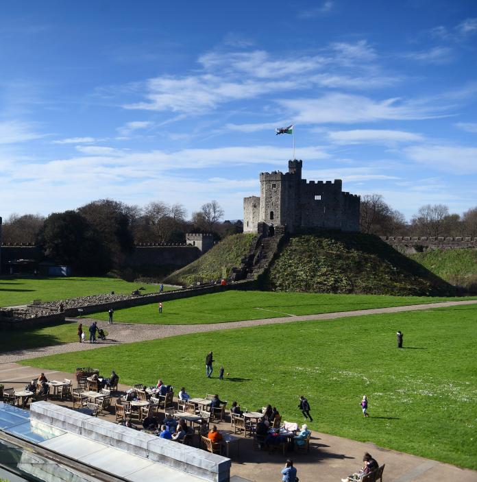 Blick auf Cardiff Castle – normannische Festung und Märchenschloss.