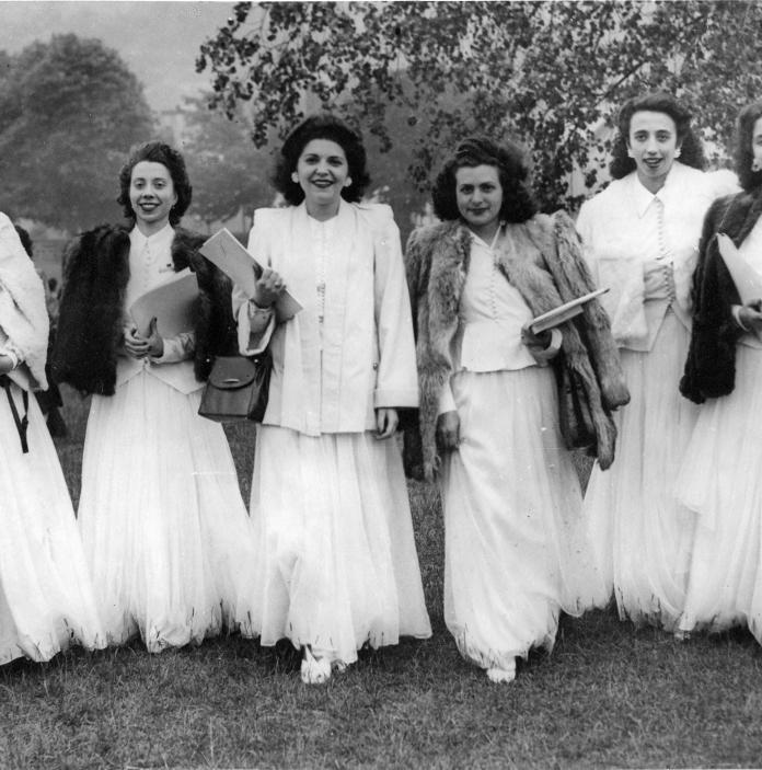 Black and white image of Portuguese female singers in 1947 in long white skirts