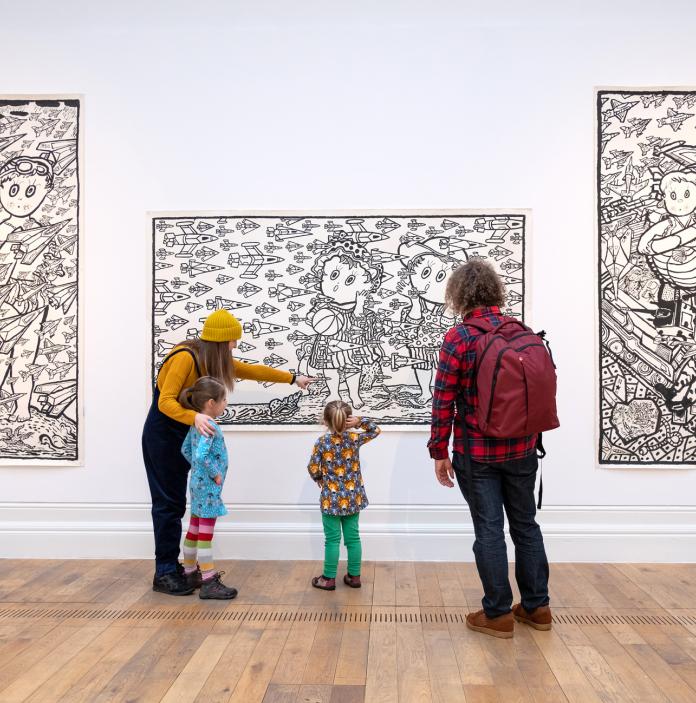 Eine Familie betrachtet Ausstellungsstücke in der Galerie.