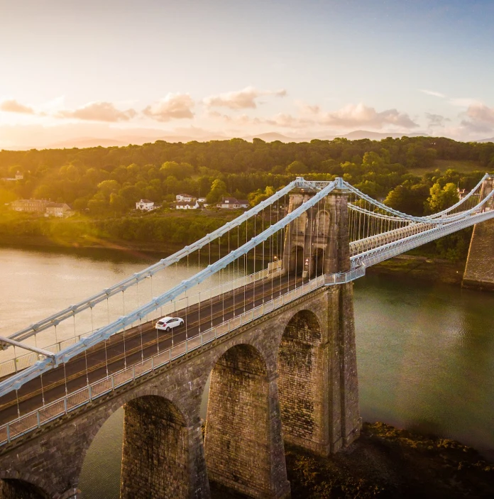 Eine große Brücke über einen Fluss.