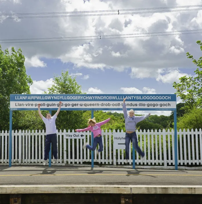 Railway station nameboard with 'Llanfairpwllgwyngyllgogerychwyrndrobwllllantysiliogogogoch' text on it.