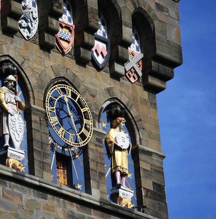 Ein Blick auf die Uhr auf dem Turm von Cardiff Castle.