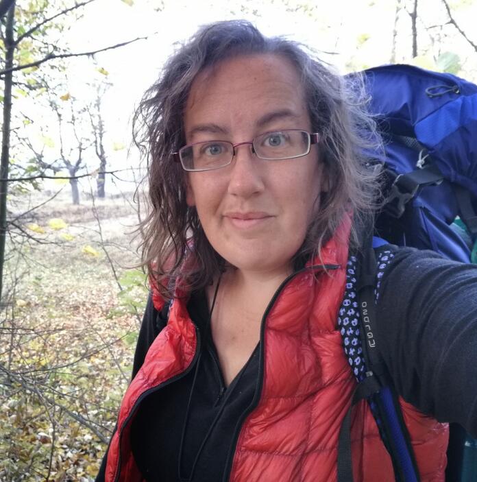 Ein Selfie der Wanderin Ursula Martin mit ihrem Rucksack.
