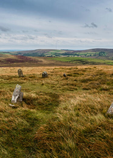 Eine Ansammlung neolithischer Steine in den Preseli Hills mit Blick auf den Gipfel des Carn Menyn.