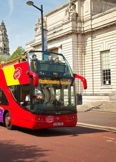 Stadtrundfahrt in einem offenen Sightseeing-Bus vor dem National Museum in Cardiff.