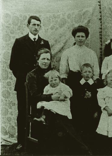 Image of Hedd Wyn's family posing for a family photo, comprising six adults and five children