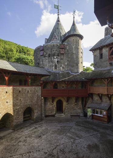 Ein Burghof mit Märchentürmen.