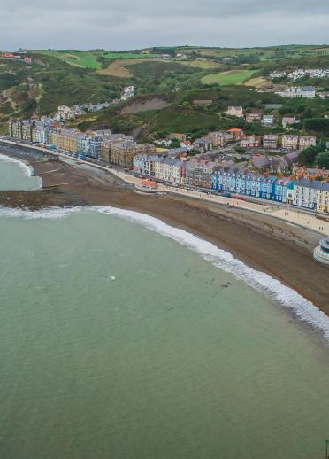 Luftaufnahme von Aberystwyth mit der Strandpromenade.