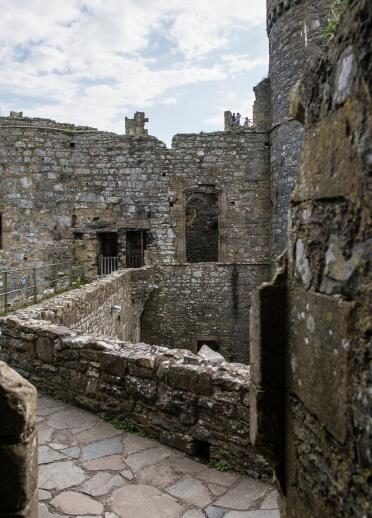 Ein Weg auf einer steinernen Burgmauer entlang.