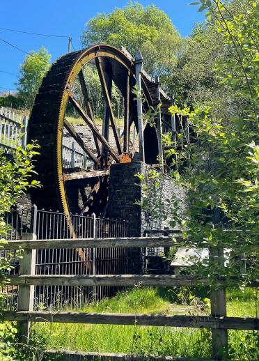Das große Wasserrad der einstigen Lisburne Mine.