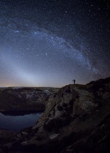 Die Milchstraße bildet einen Bogen am Nachthimmel über dem Elan Valley.