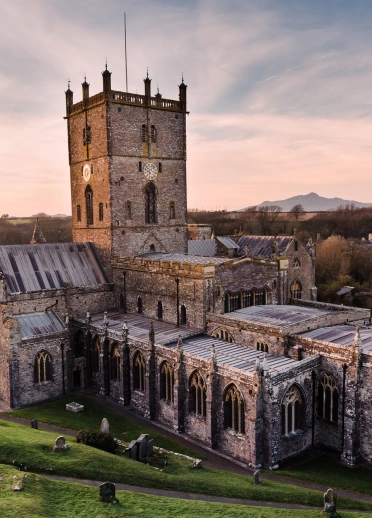 Golygfa o Gadeirlan Tyddewi, Sir Benfro