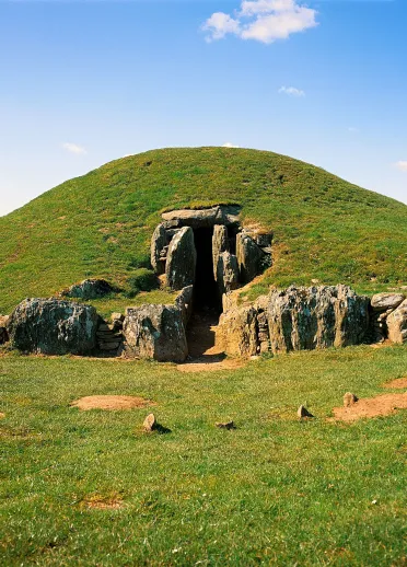 Grabkammer an einem sonnigen Tag.